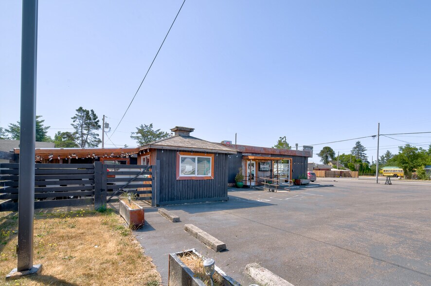 More Photos Of 780-782 US 101, Chinook Restaurant For Sale