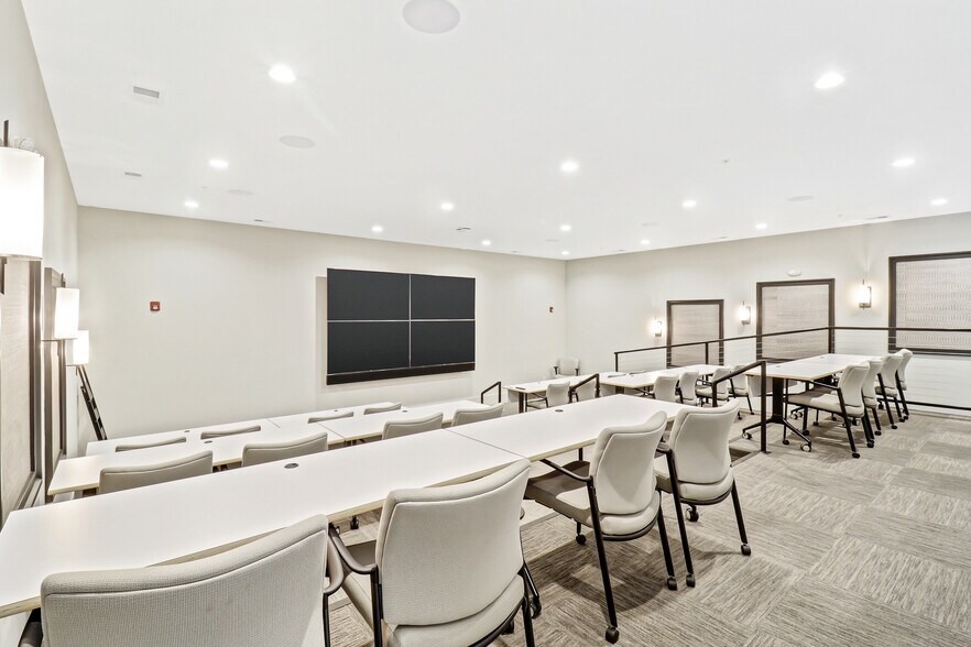 More Photos Of 10 Park Ln, Hilton Head Island Office For Sale