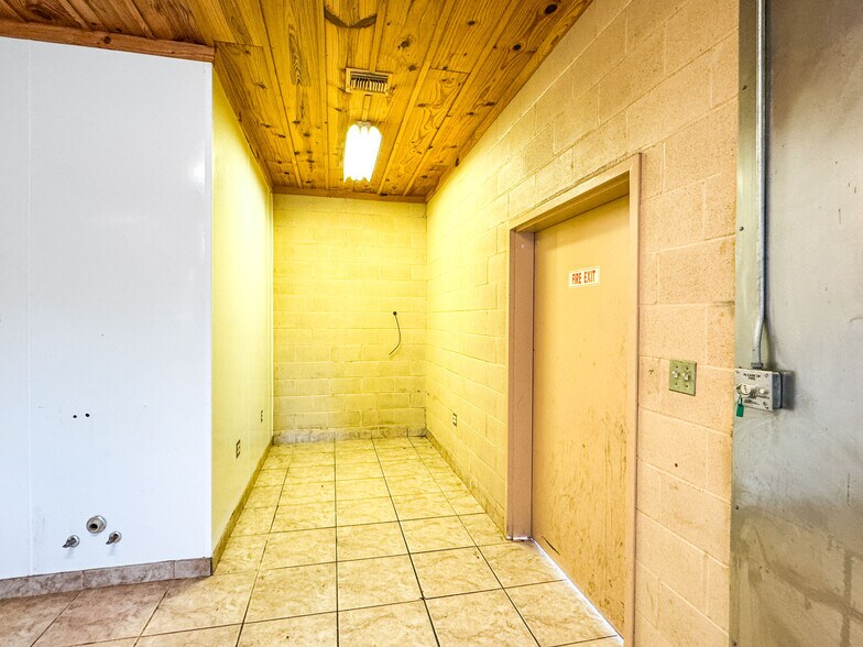 More Photos Of 115 E 8th St, Cisco Restaurant For Sale