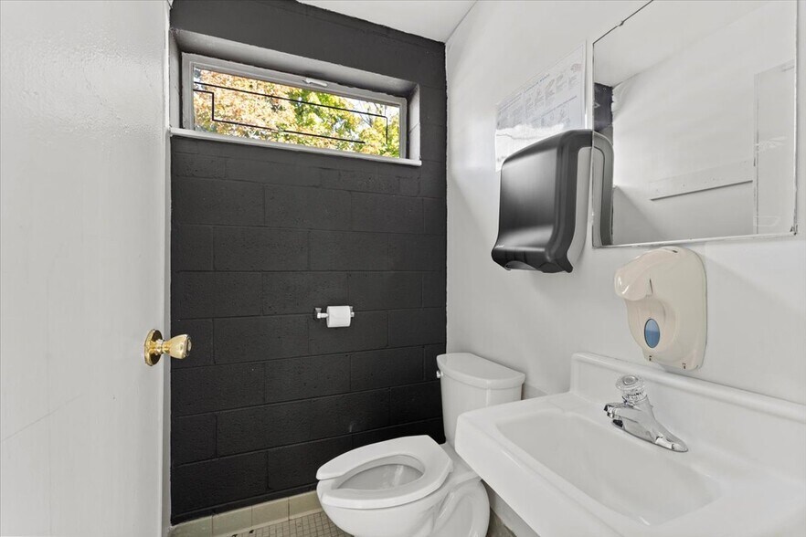 More Photos Of 7560 Macomb St, Grosse Ile Storefront Retail Office For Sale