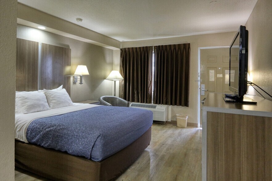 More Photos Of 221 S US Highway 77 Byp, Kingsville Hotel For Sale