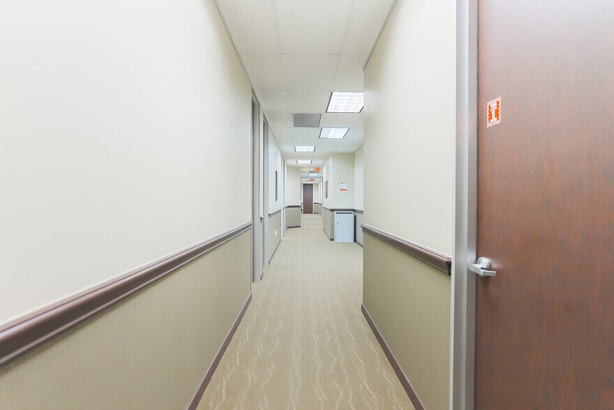 More Photos Of 9933 Regal Row, Houston Warehouse For Lease