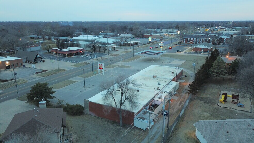 More Photos Of 2518-2536 W 13th St, Wichita Auto Repair For Lease