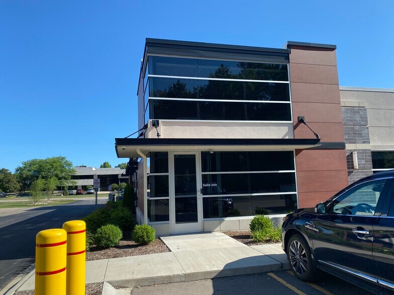 More Photos Of 645 Hulet Dr, Bloomfield Township Office For Lease