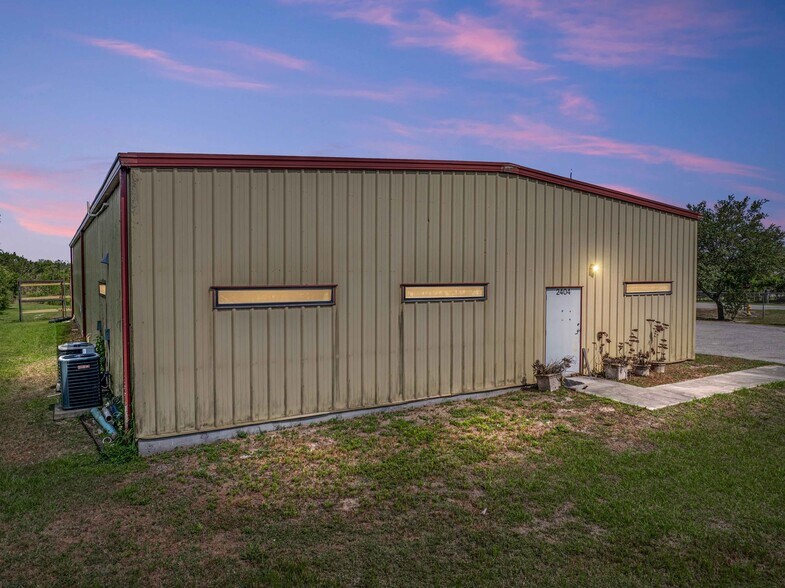 More Photos Of 2404 Longhorn Ave, Lakeland Manufacturing For Sale