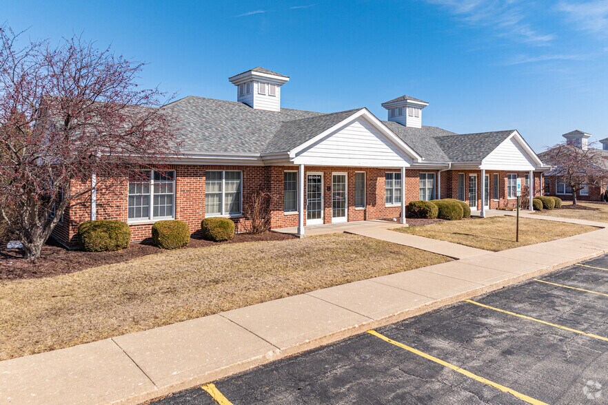 Primary Photo Of 858-863 Center Ct, Shorewood Office For Lease