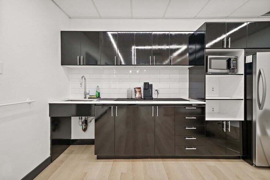 More Photos Of 3131 Boul de la Concorde E, Laval Coworking Space
