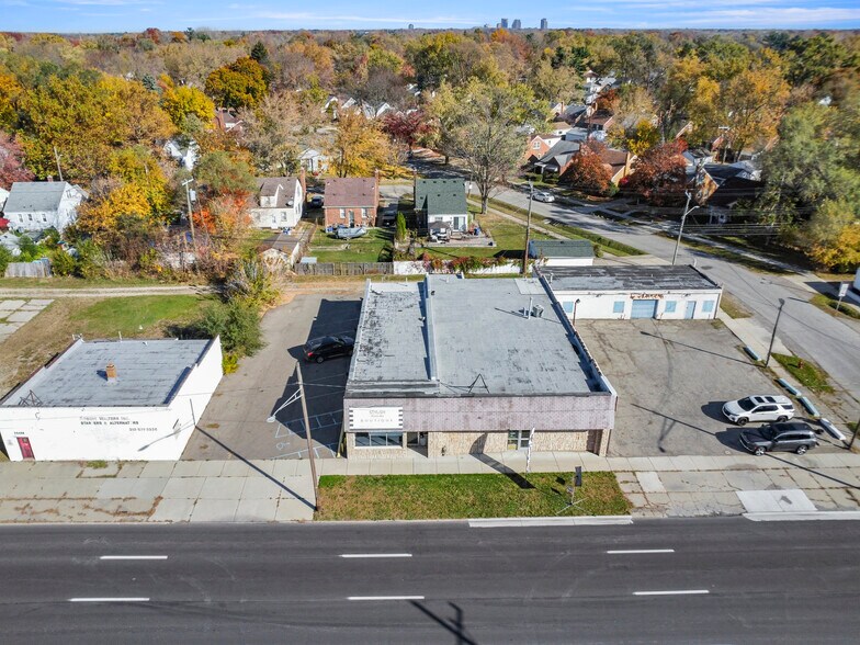 More Photos Of 25420 Grand River ave, Redford Twp Service Station For Lease