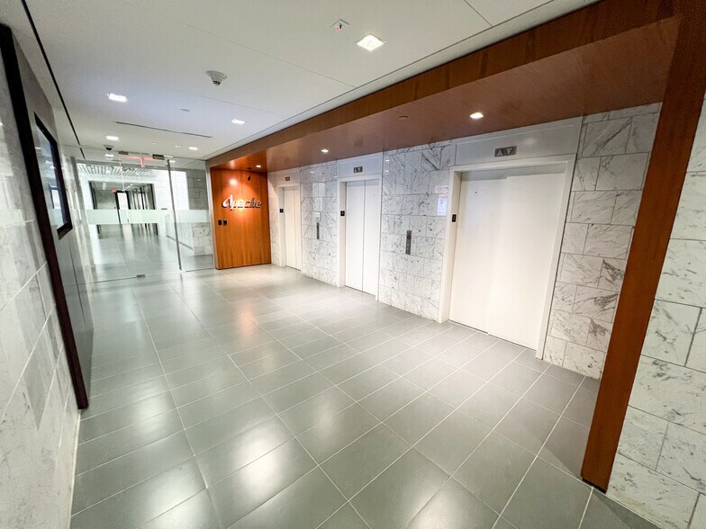 More Photos Of 303 Veterans Airpark Ln, Midland Office For Lease