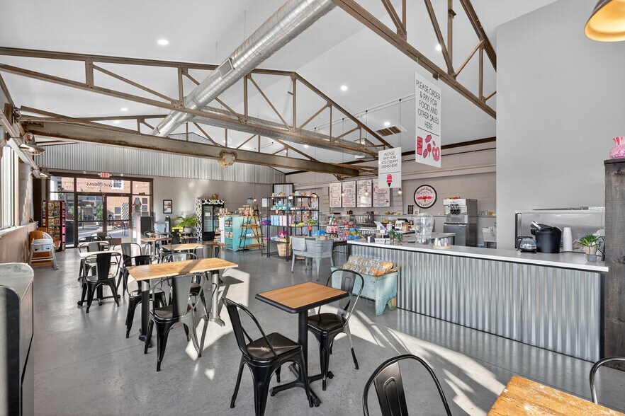 More Photos Of 51 N Main St, Manheim General Retail For Sale