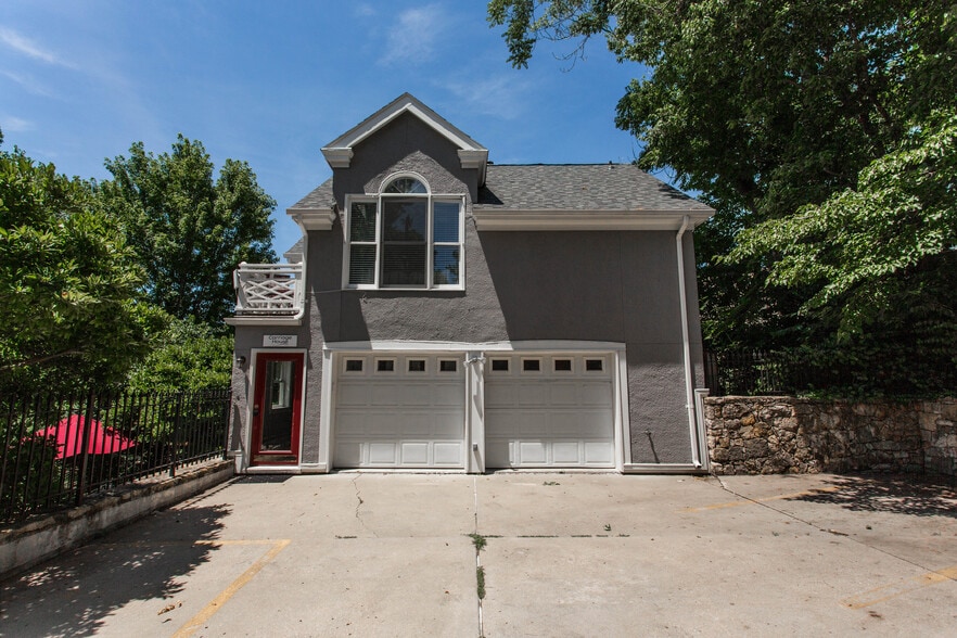 More Photos Of 116 E 46th St, Kansas City Hospitality For Sale