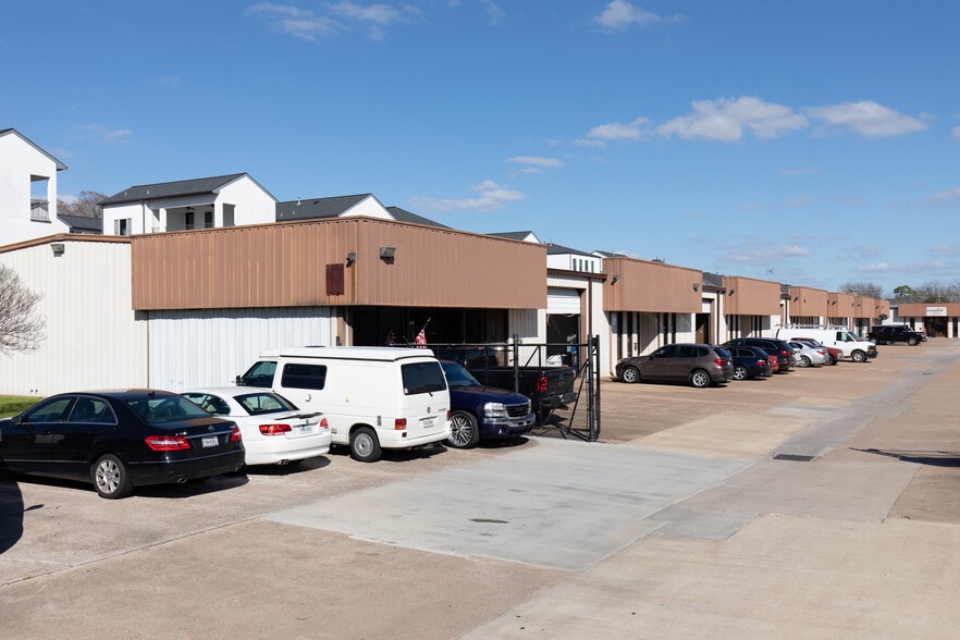 More Photos Of 1330 Sherwood Forest St, Houston Warehouse For Lease