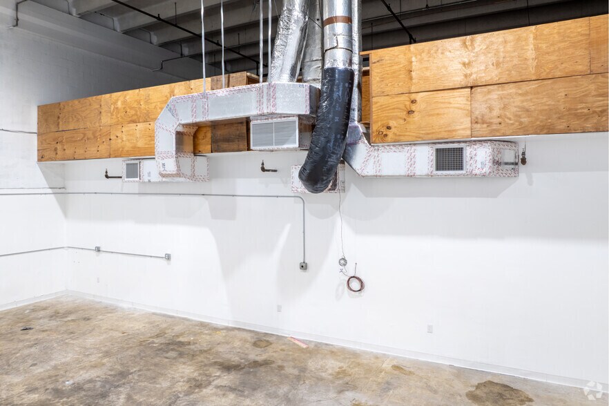 More Photos Of 5240-5260 NW 167th St, Miami Gardens Warehouse For Lease