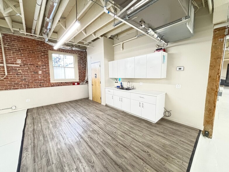 More Photos Of 230-236 8th St, San Francisco Light Manufacturing For Lease