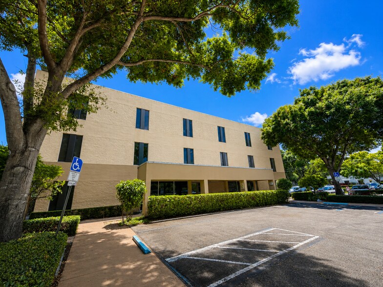 Primary Photo Of 900 NW 13th St, Boca Raton Medical For Lease