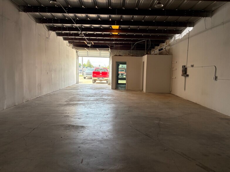More Photos Of 7999 Hansen Rd, Houston Unknown For Lease