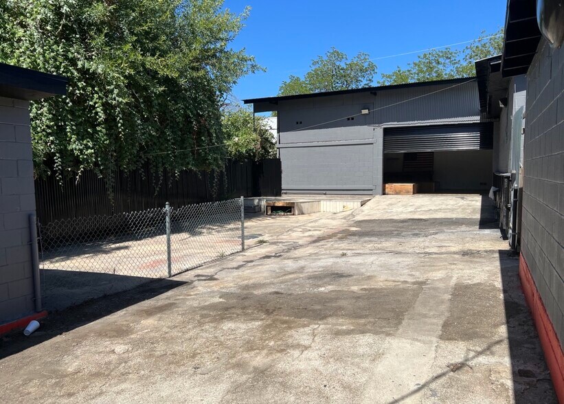 More Photos Of 1850 E Houston St, San Antonio Auto Repair For Lease