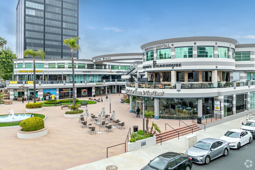 Primary Photo Of 16101 Ventura Blvd, Encino General Retail For Lease