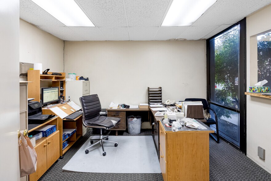 More Photos Of 1010-1016 W Barkley Ave, Orange Warehouse For Sale