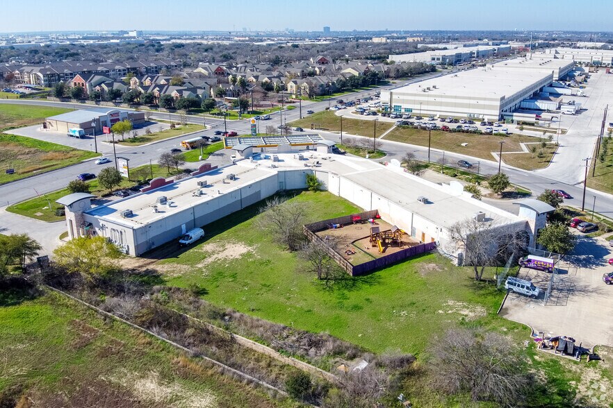 More Photos Of 5203 Eisenhauer Rd, San Antonio Unknown For Lease