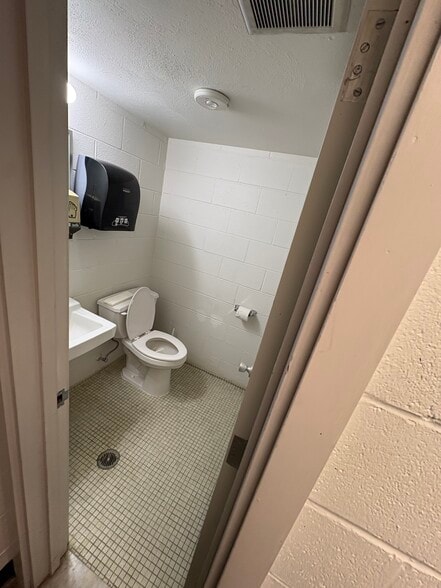 More Photos Of 23700 Goddard Rd, Taylor Bank For Lease