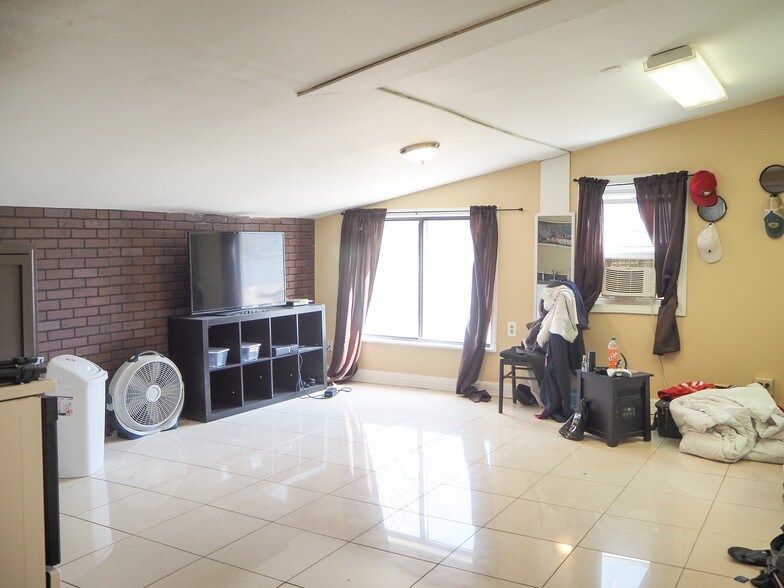 More Photos Of 1 Wall St, Cromwell Restaurant For Sale