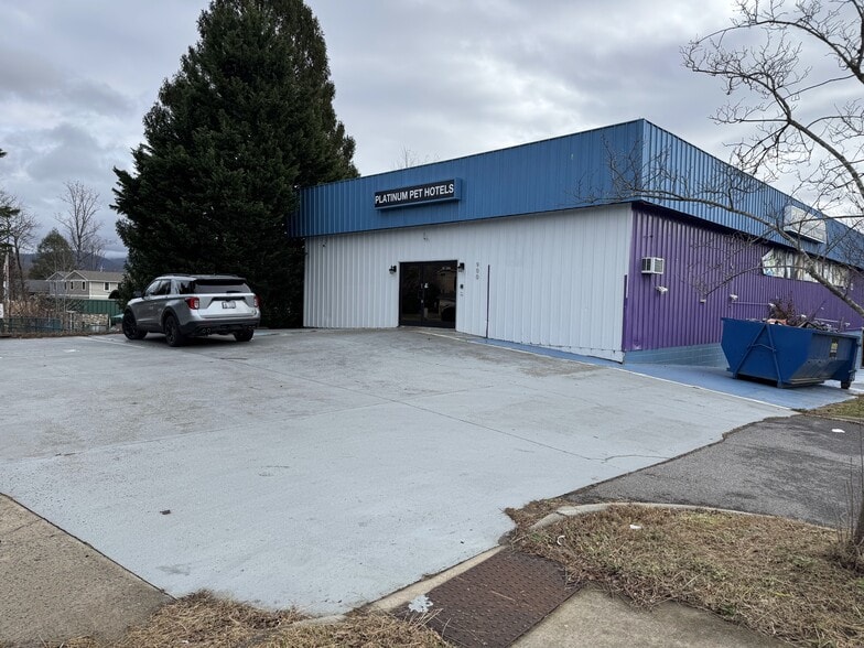 More Photos Of 900 W Chapel Rd, Asheville Showroom For Sale