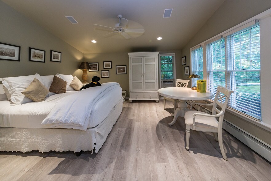 More Photos Of 31 N Main St, East Hampton Hospitality For Sale