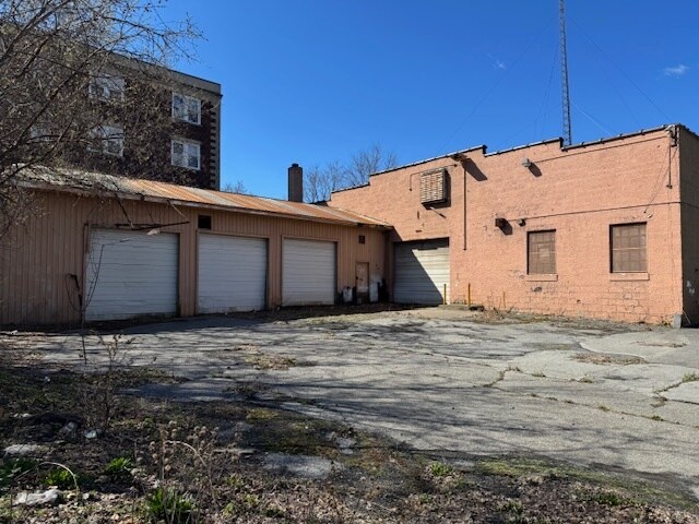 More Photos Of 1543 S Salina St, Syracuse Parking Garage For Sale