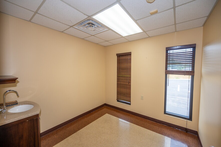 More Photos Of 2114 N Jackson St, Tullahoma Loft Creative Space For Sale