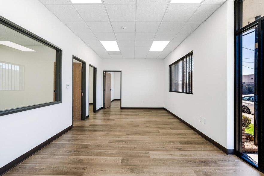More Photos Of 13755-13761 Saticoy St, Panorama City Warehouse For Lease