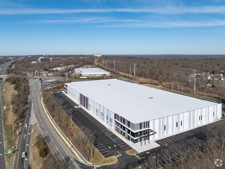 More Photos Of Old Nichols Commerce Ctr, Islandia Distribution For Lease