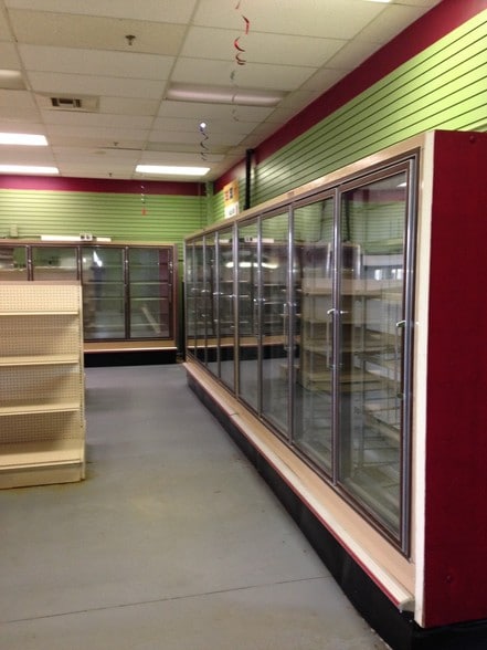 More Photos Of 6801-6917 W Brown Deer Rd, Milwaukee General Retail For Lease