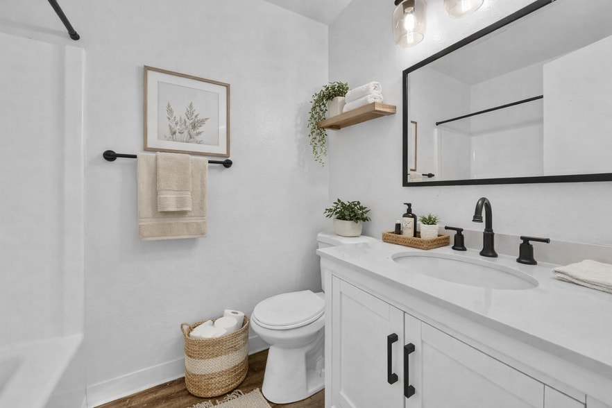 More Photos Of 1309-1311 1st St S, Nampa Storefront Retail Office For Sale