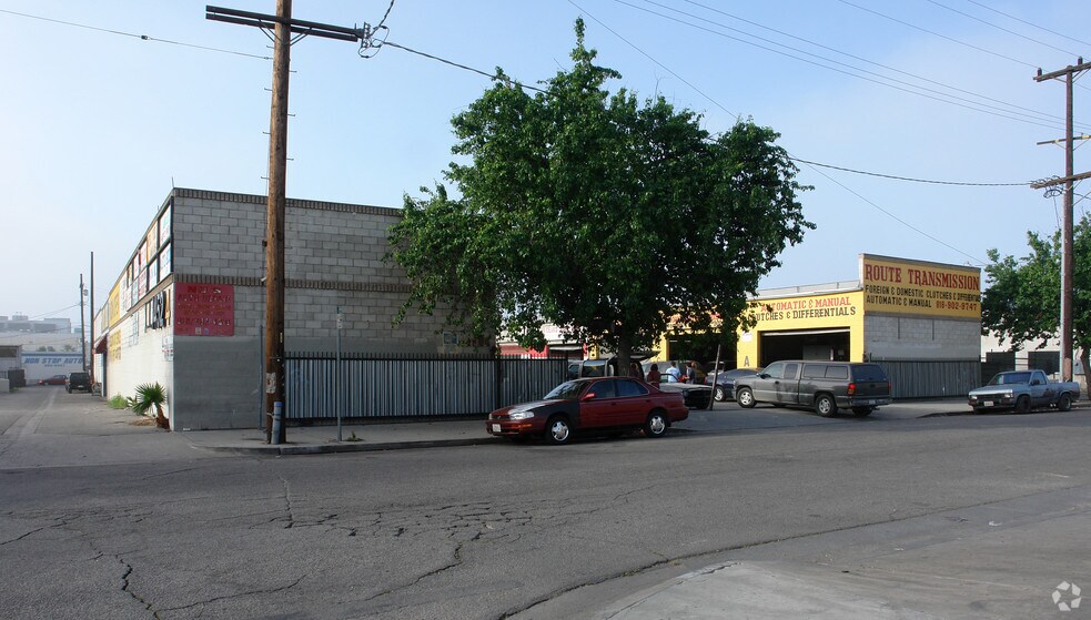 Primary Photo Of 14524 Keswick St, Van Nuys Service For Lease