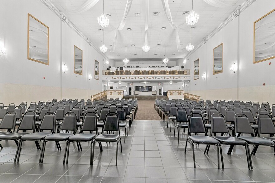 More Photos Of 138 E Market St, New Albany Lodge Meeting Hall For Sale
