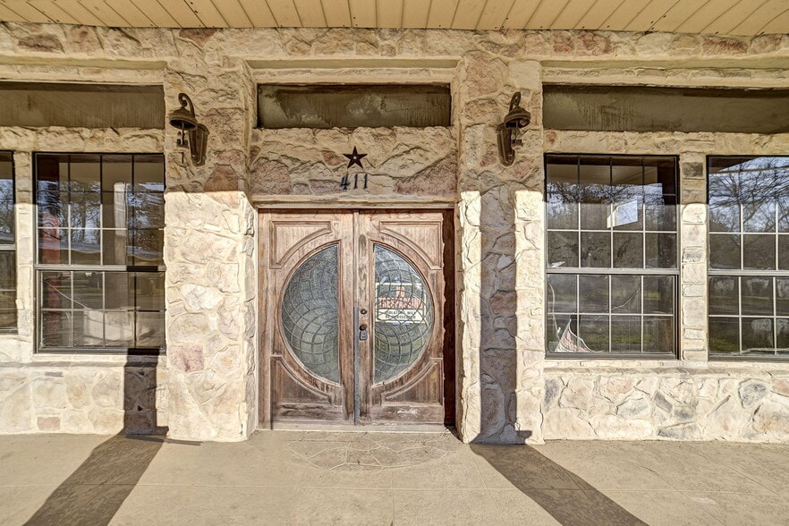 More Photos Of 411 S Kaufman St, Newton Lodge Meeting Hall For Sale
