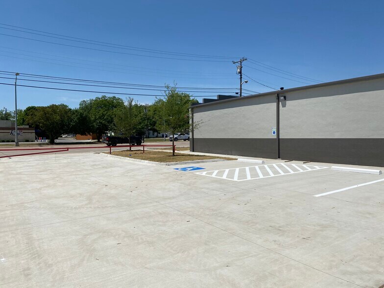 More Photos Of 316 W University Dr, McKinney Flex For Sale