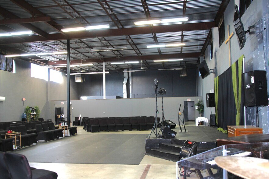 More Photos Of 30 Montowese Ave, North Haven Warehouse For Lease