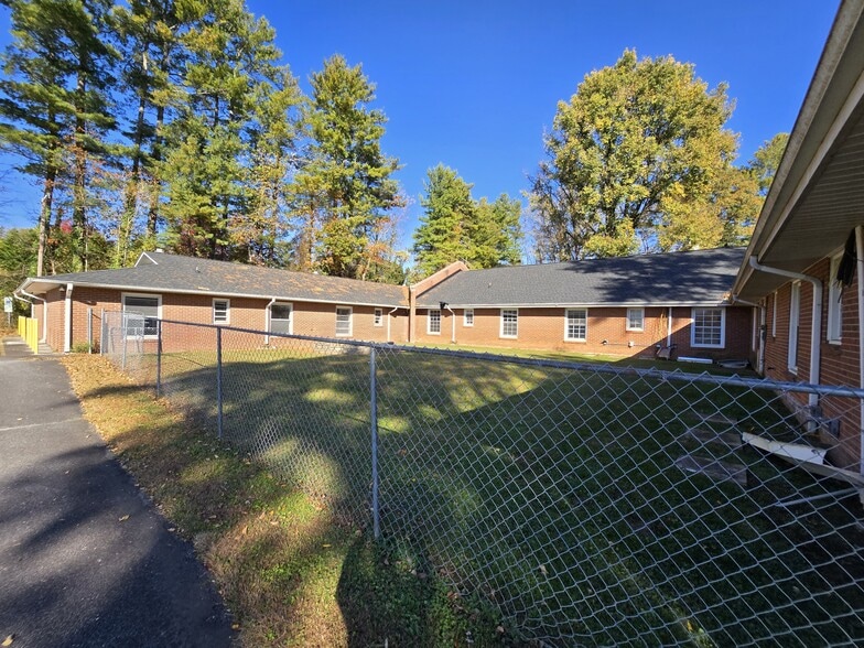 More Photos Of 913 9th Ave W, Hendersonville Skilled Nursing Facility For Sale