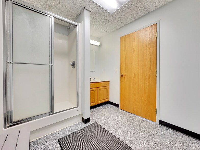 More Photos Of 808 4th St NE, Hampton Office For Sale