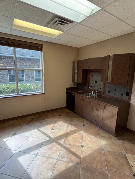 More Photos Of 662 Veterans Pky, Clayton Medical For Sale