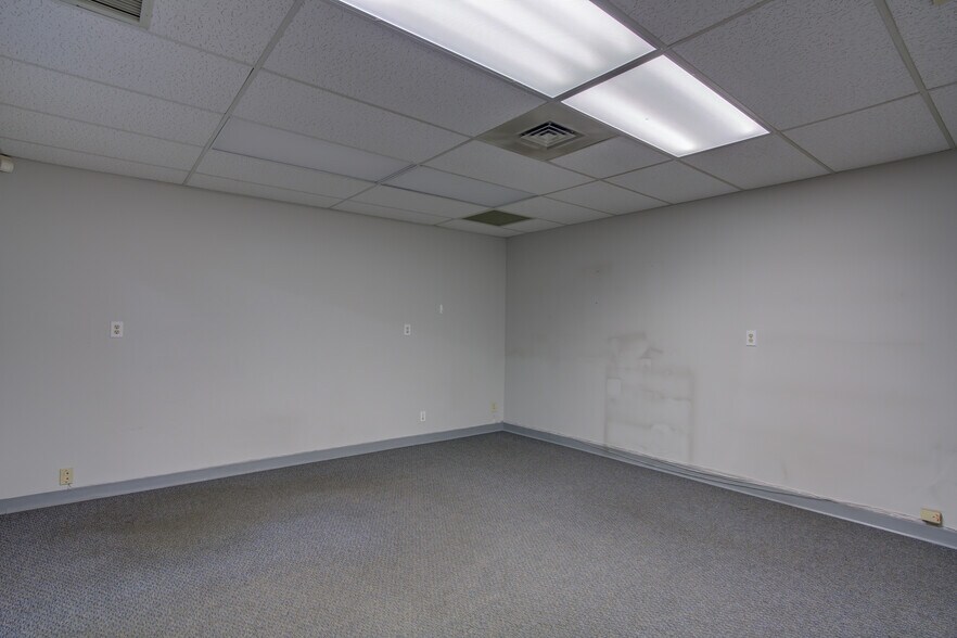 More Photos Of 675 Elkton Dr, Colorado Springs Distribution For Lease