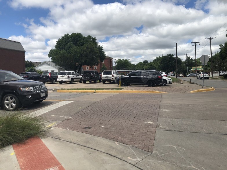 More Photos Of SWC Davis St & S. Tennessee St, McKinney Land For Lease