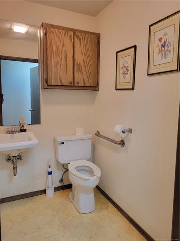 More Photos Of 300 S Main St, Eufaula Office For Sale