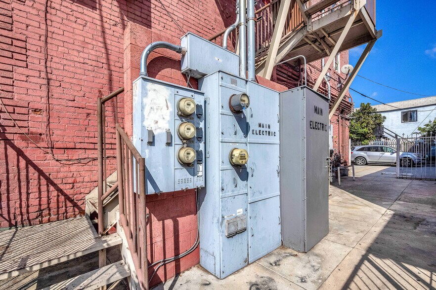 More Photos Of 5734 Broadway, Los Angeles Storefront Retail Residential For Sale