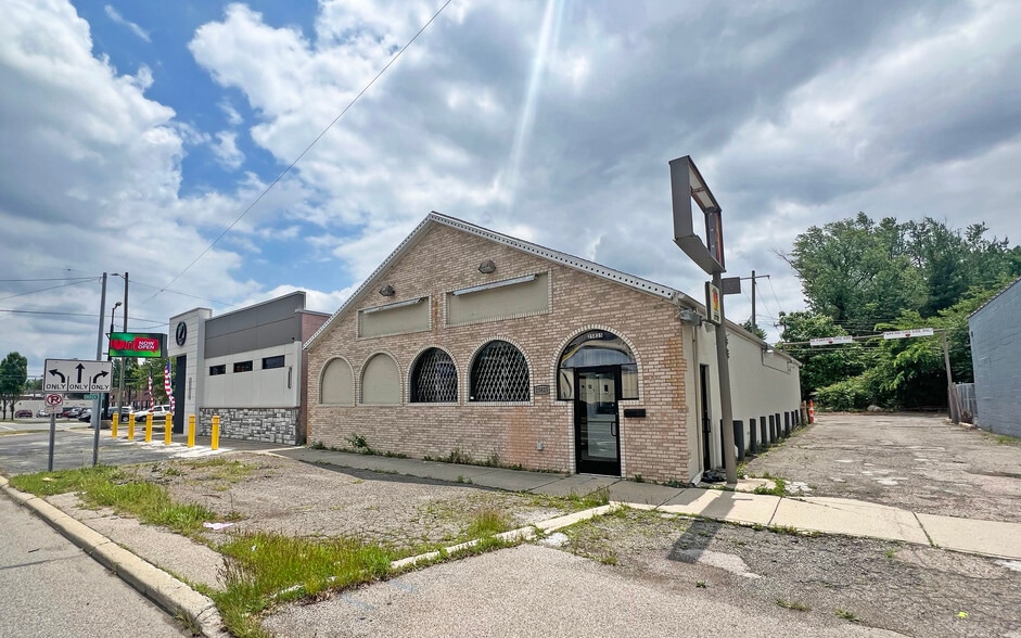 Primary Photo Of 25825 W 7 Mile Rd, Redford Township Convenience Store For Sale