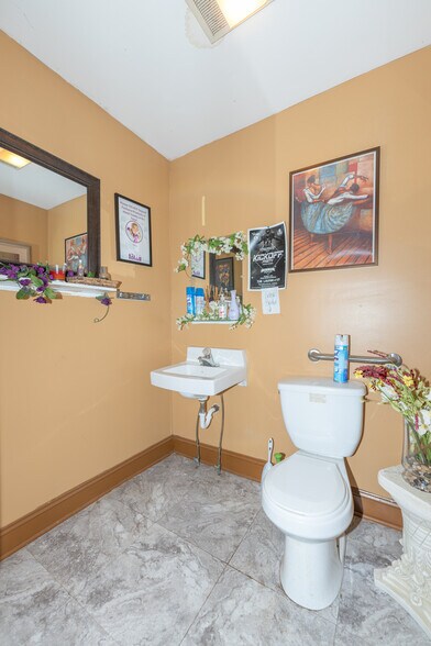 More Photos Of 117 N Lake Ave, Albany Storefront Retail Residential For Sale