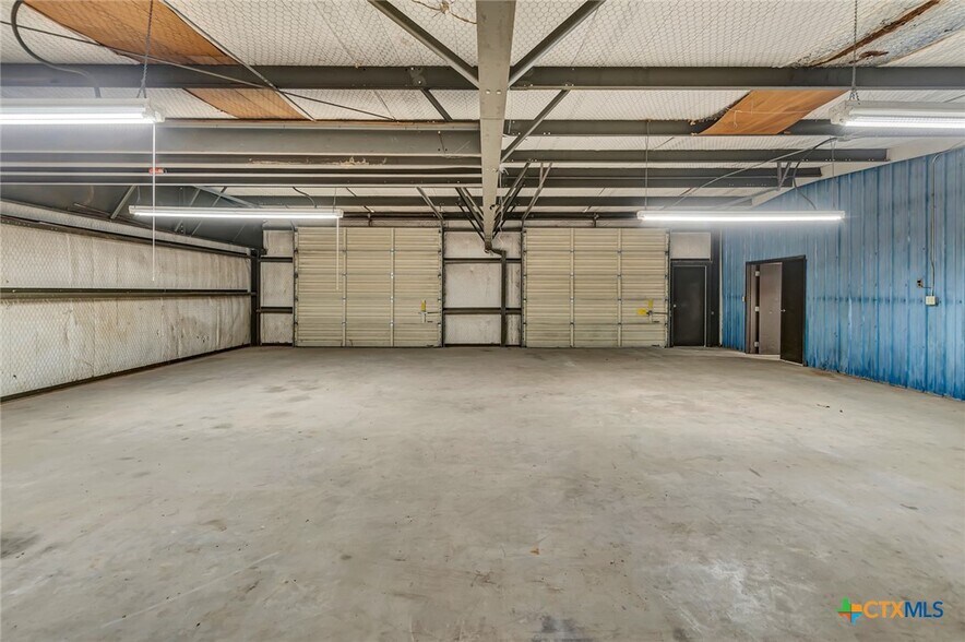 More Photos Of 306 N Wells St, Edna Office For Sale