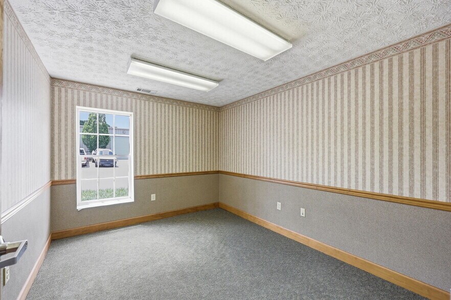 More Photos Of 1655 Oakbrook Dr, Gainesville Flex For Lease